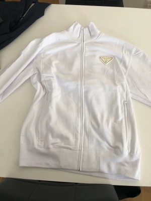 Prada tröja - Prada tröja I S o L Finns säljs snabbt o billigt