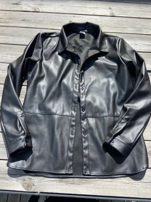 Snygg konstläderjacka/skjorta stl 152 - Sparsamt använd  Fint begagnad skick  Djur - o rökfritt hem 