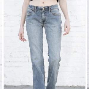 Säljer dessa lågmidjade flare jeansen från Brandy Melville. Säljer då de inte används. Storleken är ONESIZE men skulle säga att midjan motsvarar XS. Nypris: 462 kr, säljer för 250kr