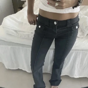 Hm jeans - Cargo pants från hm, strl 40. Har sprättat upp nere vid byxorna så att de blir längre. Passar mig som är 170cm perfekt❤️‍🩹