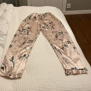 Pyjamas byxor🤍 - Ett bar super fina pyjamasbyxor i silke med blommor på dom är super bekväma dom ser jätte små ut i midjan men dom är stretchiga🤍
