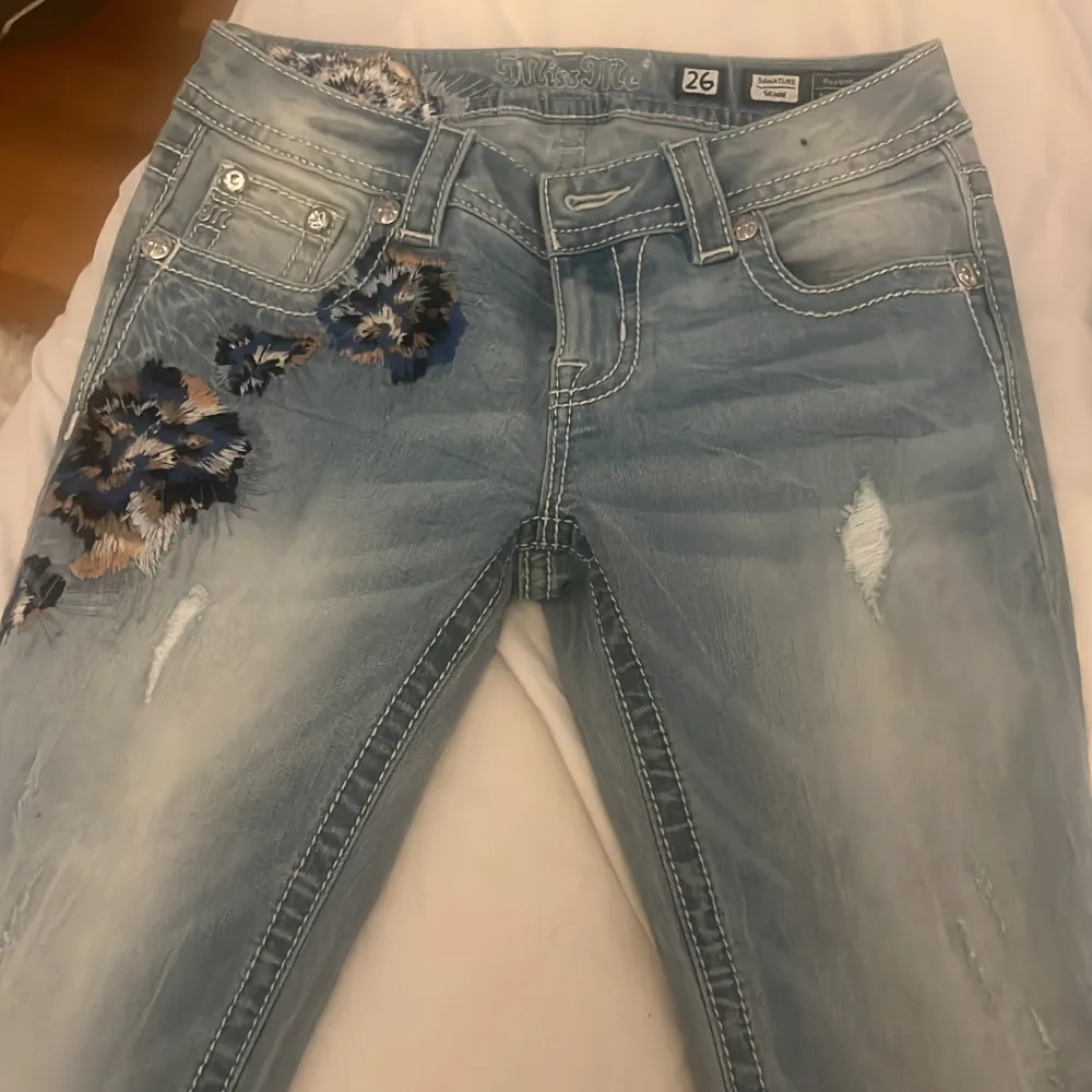 skit snygga low waist miss me jeans, fråga om mått. Skulle säga xs/s. Jeans & Byxor.