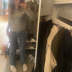 Lågmidjade jeans - Ett par jätte fina lågmidjade jeans💗 dm för fler bilder elr för mått💗 säljer för är för små💗
