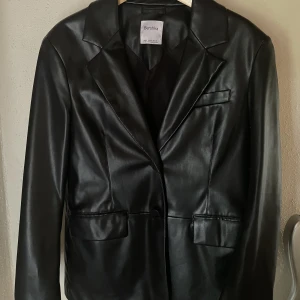 Oversize - jacka i konstläder  - Svart jacka i konstläder i storlek S Sparsamt använd  Nypris: 499kr