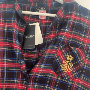 Flanell pyjamas från Ralph lauren - Pyjamas från Ralph lauren i strl S. Byxor använda en gång och tröjan helt ny med prislapp. Nypris ca 2295:- mitt pris 350:- ❤️ rutig i rött och blått
