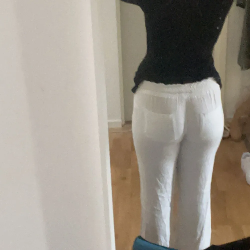 Säljer mina roxylinnebyxor i storlek M då dom har blivit lite för små. . Jeans & Byxor.