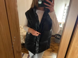 Skinn väst  - En jättefin svart fejk skinnväst ifrån Asos. Den har knappar så den går att stänga helt också. Storlek 36 men den är ganska stor i storleken, jag är 175. Ny utan prislappar. 