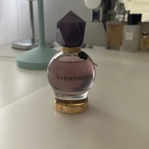 Parfym - Säljer min victor rolf parfym då den inte kommer till användning längre 😢Ja köpte för 913 men säljer för 270 eftersom den e använd 💕 Priset kan diskuteras ⚡️