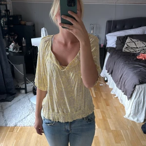 Blus - Säljar denna blus i en fin gul färg med coolt mönster! Kan både klä upp och ner denna! Storlek S! Hör av dig vid frågor