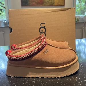 Ugg tazz - Säljer dessa helt oanvända UGG tazz!🐻 De var tyvärr för stora på mig🥲 
