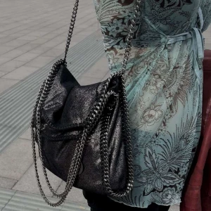 Stella McCartney väska - Säljer min Stella McCartney väska som jag köpte här på Plick förra hösten. Den är i jättefint skick bara att det är fläckar från bläckpennor på insidan. Kan frakta och mötas upp i Stockholm! (privat för insidan, dustbag och äkthetsbevis medföljer)