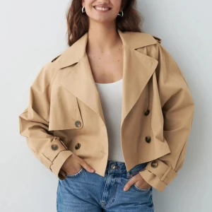 Kort trench coat från GinaTricot - Trench coat från ginatricot. Slutsåld online. Ordinarie pris 599kr. Använd ett fåtal gånger, väl omhändertagen, inga hål/fläckar❣️