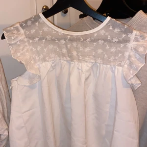 Jättesöt topp - Jättefin topp som passar till allt. Andvänd 1-2 gånger. Kommer inte längre till andvändning då jag har flera liknande🫶🏻