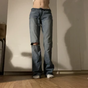 Jeans  - Dessert jeans från Gina har jag använt men inte längre så då är det dags att sälja dom. Dom är Lite trasiga vid foten och har ett märke på rumpan efter lim.