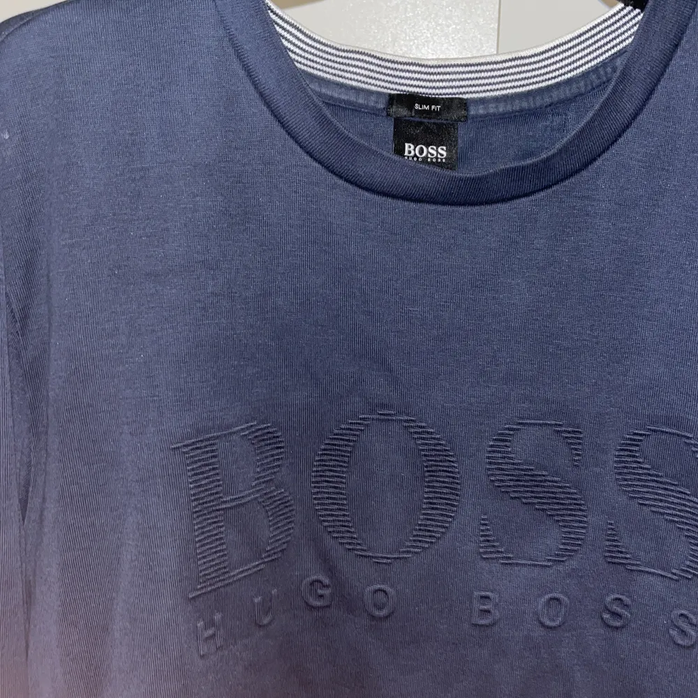 Säljer min Hugo boss tröja som är i väldigt bra skick och väldigt snygg, köpt på Hugo boss avdelningen i Åhléns. Tröjor & Koftor.