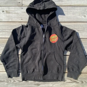 Hoodie  - Klassisk Santa Cruz hoodie med dragkedja fram. Färgen är svart, se sista bilden. 