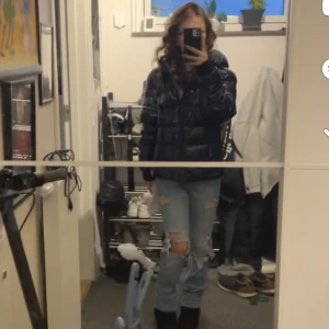 Jacka till Vintern💗 - Säljer min jacka nu som är perfekt till hösten/vintern. Den är knappt använd så är i mycket bra skick, inga defekter och inga skador. Nypris kansks cirka 2000kr. Kom privat för fler bilder och frågor och pris kan diskuteras 💗💗💗passar mig som har Xs/s