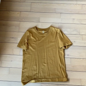 T shirt  - Fin t shirt säljes. Om du köper något annat ur min annons kan du få denna på köpet 