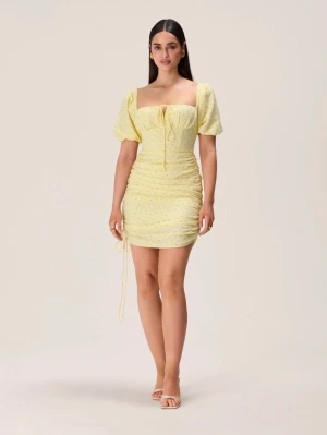 Adoore klänning i nyskick - En jättefin adoore klänning i stl 38, men lite i storleken så den passar en 36. Jag har använt den en gång på en skolavslutning, och den har inga tecken på användning. Den går att ha både kortare och längre som man ser på bild 1 & 2. Nypris 1395 kr