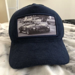 En marinblå keps  - Hej, säljer en marinblå keps 