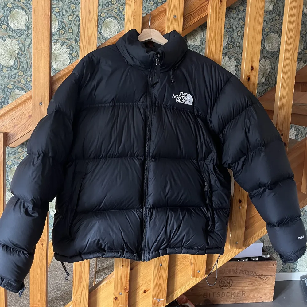 Jag säljer min North Face jacka, använd en vinter och är i perfekt skick. Inga skador på jackan, säljer pågrund utav storlekssvårigheter. Nypris 3500kr, Hör gärna av dig!. Jackor.