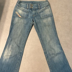 Diesel jeans 🌟 - Säljer dessa  skitsnygga diesel jeans som ej gör att köpa då de är min mammas gammla sen hon var yngre❤️. De är små i storleken!, rejält material på byxorna! inga defekter förutom dem är lite trampade på där nere❤️. Skriv privat för fler funderingar! 