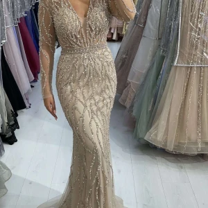 Festklänning - Säljer min superfina festklänning som endast är använd 1 gång, nypris 6900kr men säljer den för 3500kr (priset kan diskuteras vid snabb affär) 💕