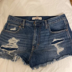 hollister shorts - Jätte fina shorts från hollister som tyvär är förstora för mig.