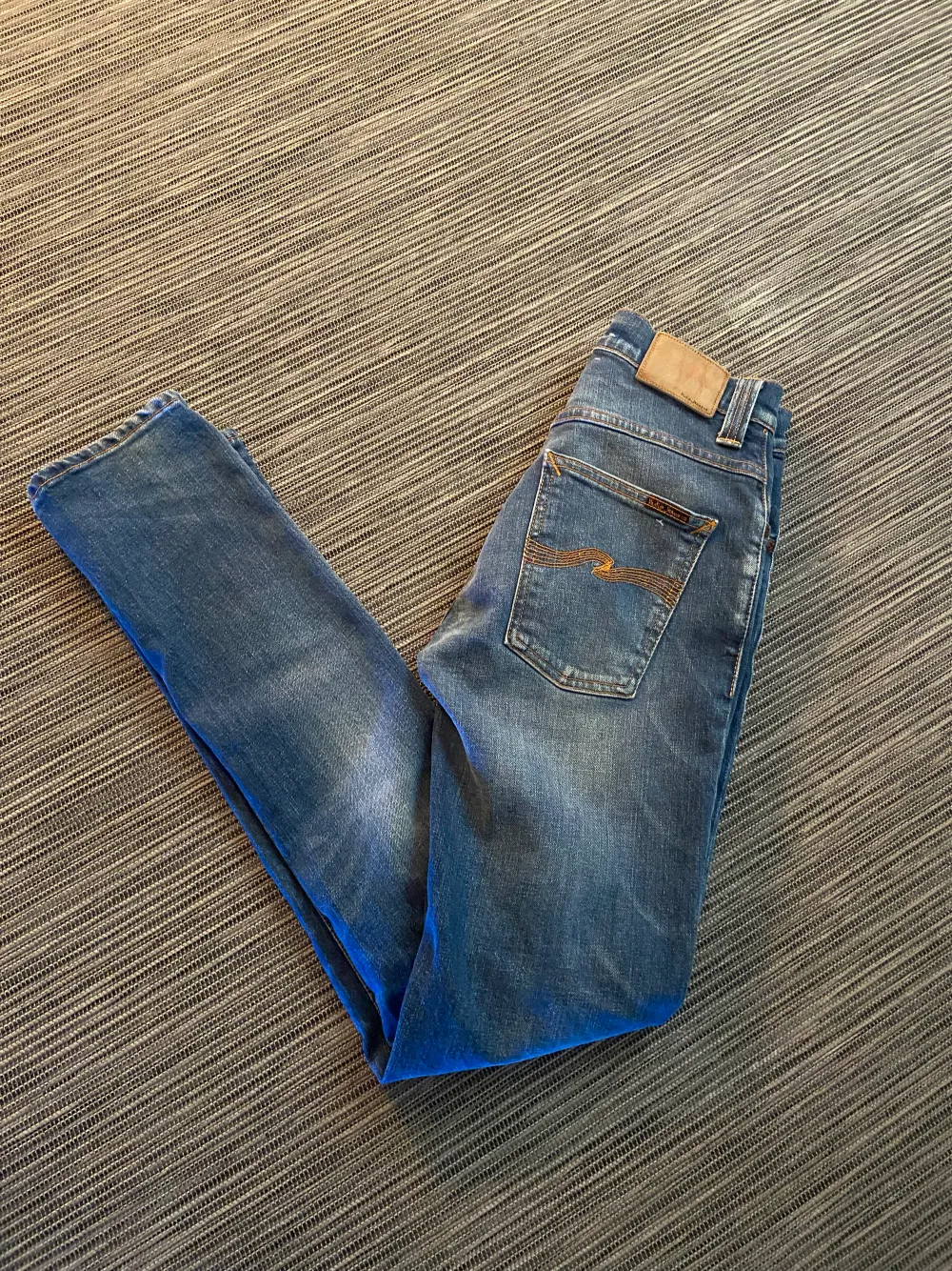 Säljer nu dessa riktigt snygga Nudie jeans i strl 28/32, de är en slim passform och modellen heter grim tim. Modellen påminner om replay modellen anbass. Säljer då de är lite för små för mig. Nypris ligger på 1600 tror jag men säljer nu för 500.. Jeans & Byxor.