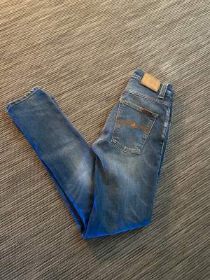 Säljer nu dessa riktigt snygga Nudie jeans i strl 28/32, de är en slim passform och modellen heter grim tim. Modellen påminner om replay modellen anbass. Säljer då de är lite för små för mig. Nypris ligger på 1600 tror jag men säljer nu för 500.