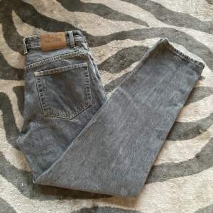 Säljer dessa snygga pull and bear jeans i färgen grå. Storleken är 36 vilket motsvarar S (small) Skulle säga att den kanske passar 170 cm