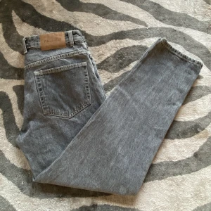 Pull and bear jeans - Säljer dessa snygga pull and bear jeans i färgen grå. Storleken är 36 vilket motsvarar S (small) Skulle säga att den kanske passar 170 cm