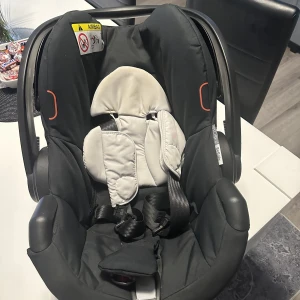 Stokke barnvagn - Barnvagn/bilbarnstol  Fint skick, bilbarnstolen går att använda fram tills barnet är 1 år gammal. Pris går att diskutera.