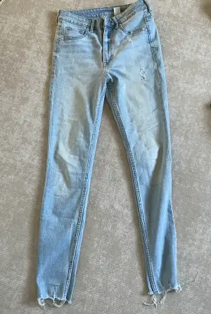 Blåa skinny jeans från hm i storlek 38, jätte skönt material. Använd ett par gånger men har inte används på länge och i bra skick😊