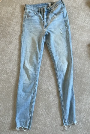 Blåa skinny jeans  - Blåa skinny jeans från hm i storlek 38, jätte skönt material. Använd ett par gånger men har inte används på länge och i bra skick😊