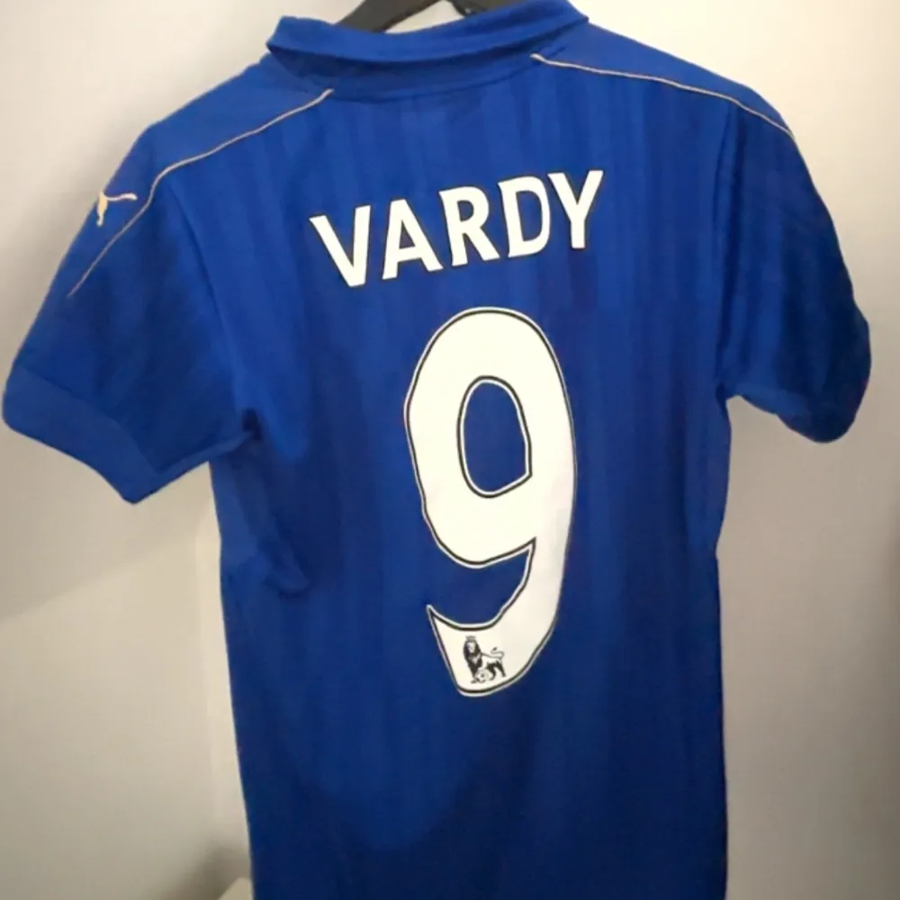 Äkta Leicester tröja från säsongen 2016/2017 med ikonen Jamie Vardy på ryggen. Storlek 164 i barnstolek men passar också xs/s i vuxenstorlek. Tröjan är i toppenskick. . T-shirts.