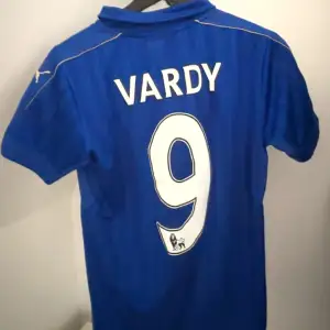 Äkta Leicester tröja från säsongen 2016/2017 med ikonen Jamie Vardy på ryggen. Storlek 164 i barnstolek men passar också xs/s i vuxenstorlek. Tröjan är i toppenskick. 