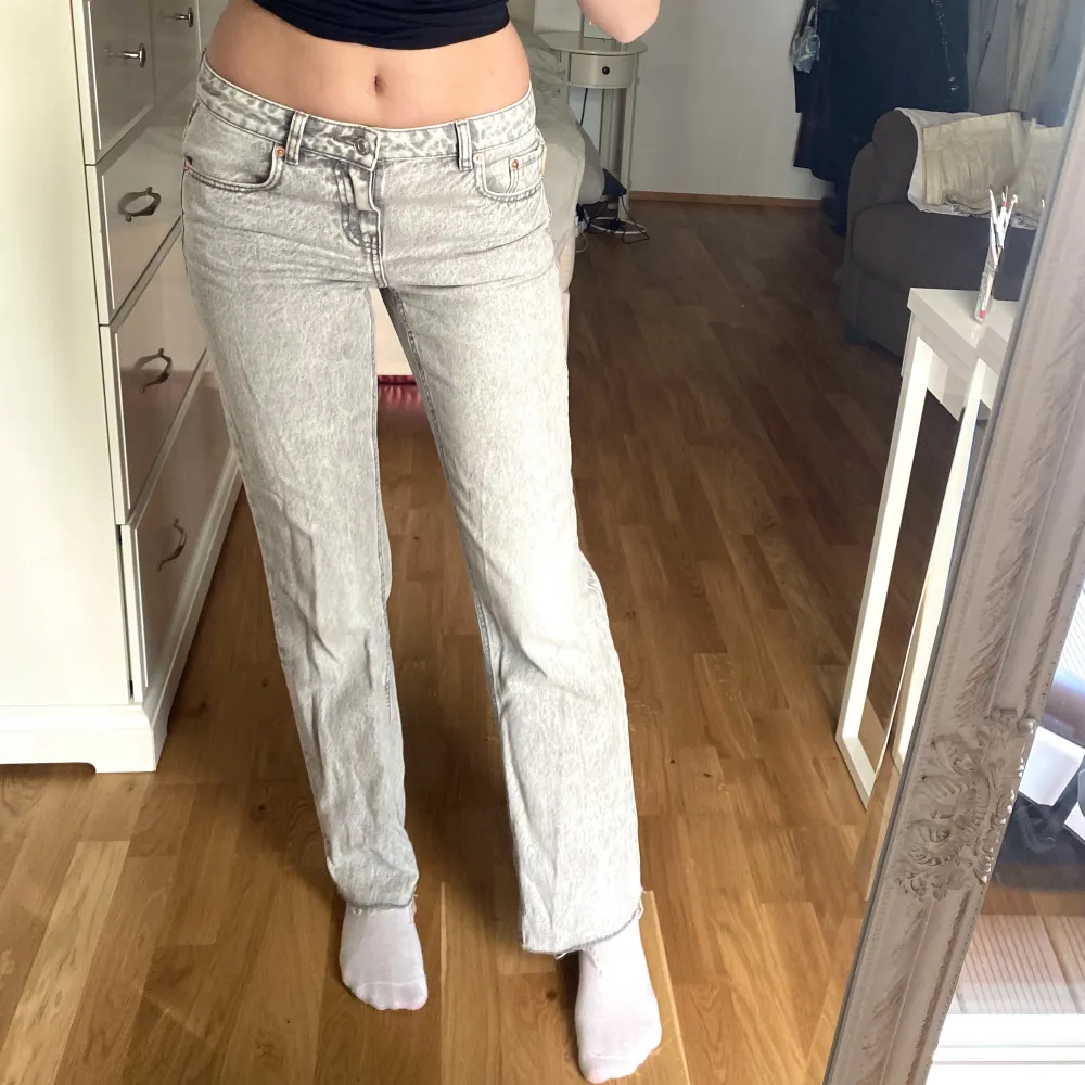 Gråa jeans som jag ej använder längre! Jag är storlek s och är 176cm! Skriv för fler bilder❤️. Jeans & Byxor.