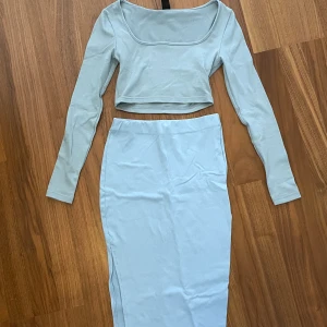 Sett - Sett från shein i storlek petite xxs, skulle säga att det passar en vanlig xxs/xs. Oanvänt, säljer för 80kr plus frakt 😊