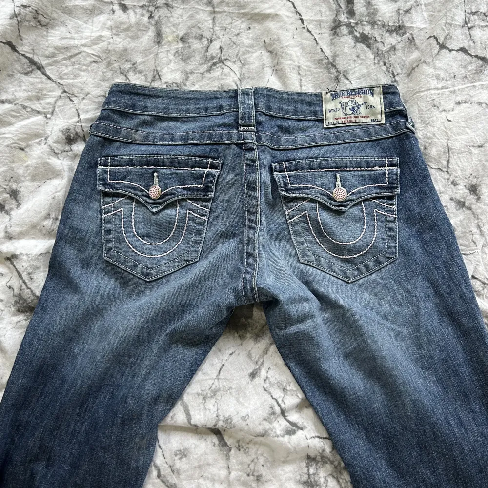 lågmidjade true religion jeans i storlek 27 💕 midjemått 37cm ( rakt över) innerbenslängd 85cm, säljer då de är för stora 🩷. Jeans & Byxor.