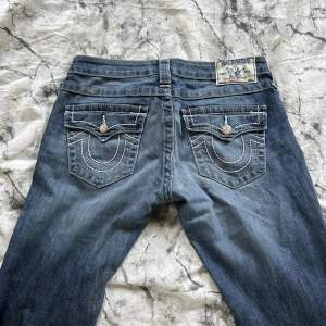 lågmidjade true religion jeans i storlek 27 💕 midjemått 37cm ( rakt över) innerbenslängd 85cm, säljer då de är för stora 🩷