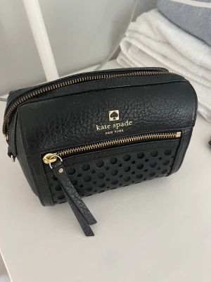 Kate Spade väska - Säljer denna fina Kate Spade väska köpt i New York. Har dock inget axelband till den utan säljer endast själva väskan. Använd fåtal gånger. 