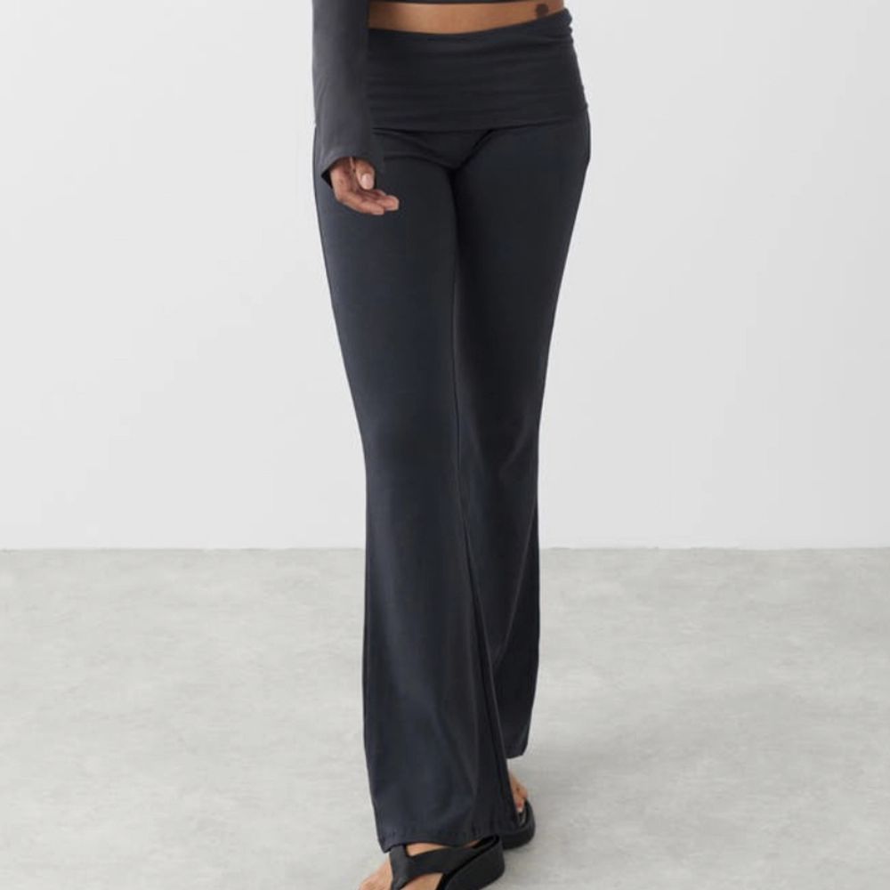 Säljer dessa lågmidjade ”yoga pants” från Gina Tricot🫶🏼Dom är använda 1 gång men är tyvärr förstora. Fri frakt kan fixas.. Jeans & Byxor.
