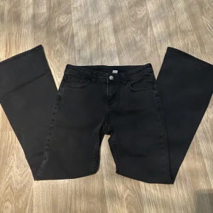 Lågmidjade jeans  - Helt nya slutsålda lågmidjade jeans från hm. Flare low modellen. De är i storlek 38. Säljer för 300💕(kolla min profil för fler jeans )