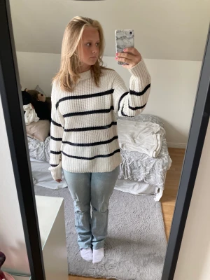 randig stickad tröja  - köpt från cubus och säljer för den är för lång för min smak, men annars väldigt fin och väldigt bra skick🤍