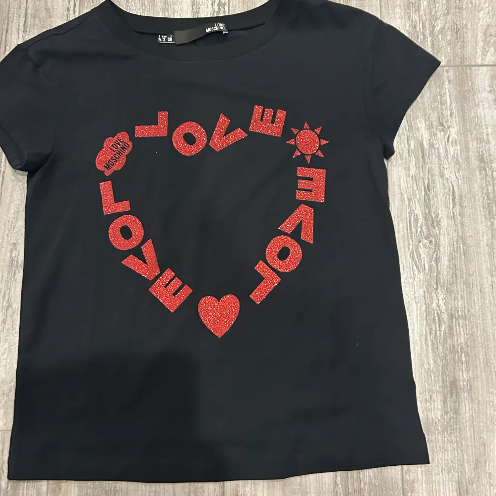 T-shirt från Love moschino använd bara en gång. Mycket bra material och normal i storlek. Är i mycket bra skick!. T-shirts.