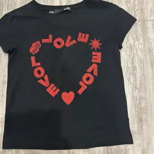 T-shirt från Love moschino använd bara en gång. Mycket bra material och normal i storlek. Är i mycket bra skick!