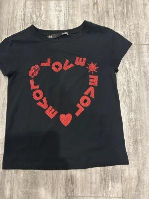 T-Shirt  - T-shirt från Love moschino använd bara en gång. Mycket bra material och normal i storlek. Är i mycket bra skick!