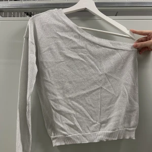 One shoulder topp  - One shoulder topp, glittrig från NA-KD.  Strl s. 