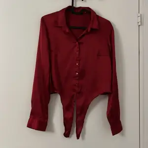 Vinröd skjorta 